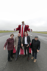 Hochformat: Hannes Heesch, etwas erh&ouml;ht, als Donald Trump im Hermelin-Mantel. Er breitet die Arme aus. Vor ihm, etwas tiefer, stehen Christoph Jungmann, Bov Bjerg, Horst Evers und Manfred Maurenbrecher und schreien ihre Verzweiflung heraus.