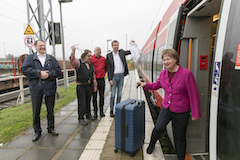 Auf dem Bahnsteig stehen Bov Bjerg, Horst Evers, Manfred Maurenbrecher und Hannes (Armin Laschet) Heesch. Christoph (Angela Merkel) Jungmann steigt in die Regionalbahn nach Templin